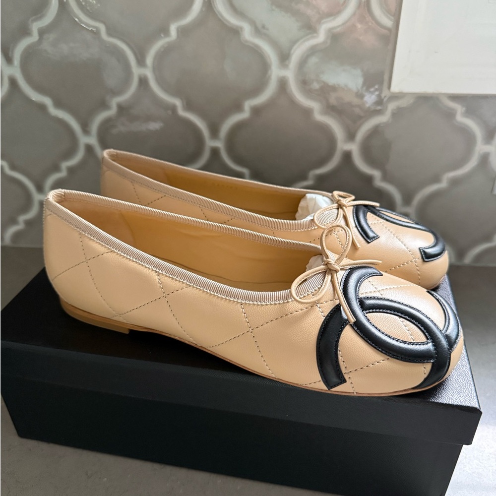 BNWT Chanel 26M Coco Beach Beige/Black CC Logo Leather Ballerina Flat, Size 39